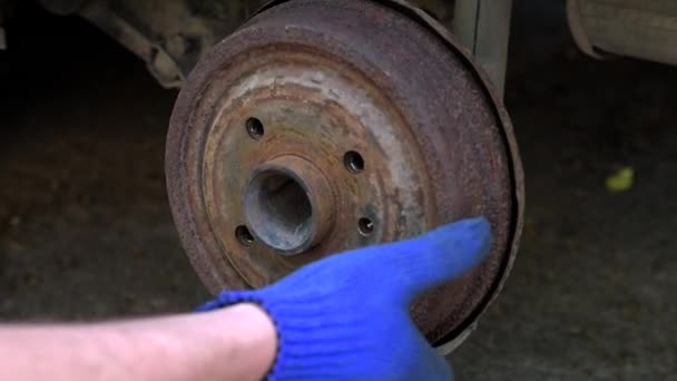 Sapatos de freio traseiro manutenção e substituição . — Vídeo de Stock