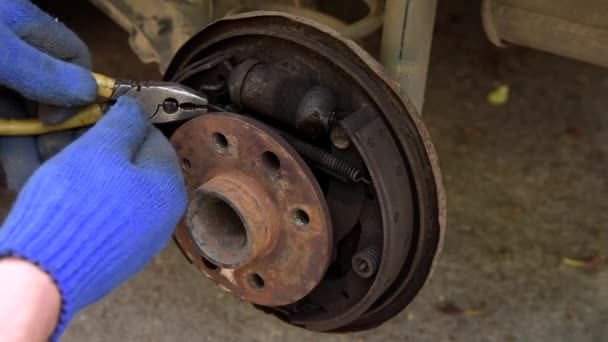 Rear brake shoes servicing and replacement. — Stock Video