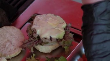 Hamburger hazırlayan eller.