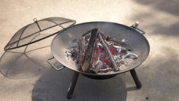 BBQ gril a žhavé uhlíky. — Stock video