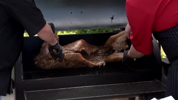 Chef pulls out a lamb from BBQ. — Stock Video