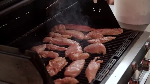 シェフが肉をバーベキューで揚える. — ストック動画