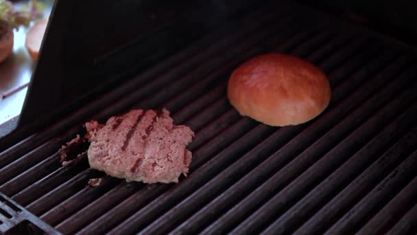 Carne frita para hamburguesa en barbacoa . — Vídeos de Stock