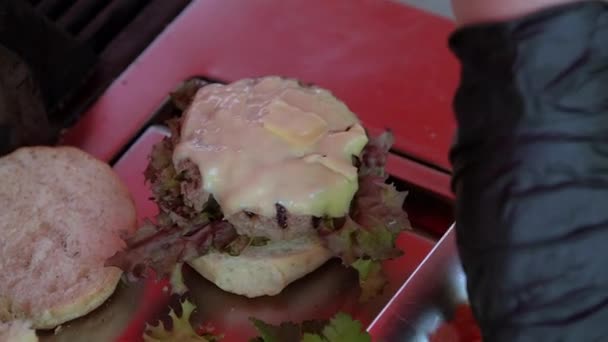 Kézzel készülő hamburger. — Stock videók