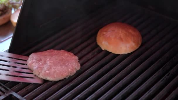 Gebakken vlees voor Hamburger op BBQ. — Stockvideo