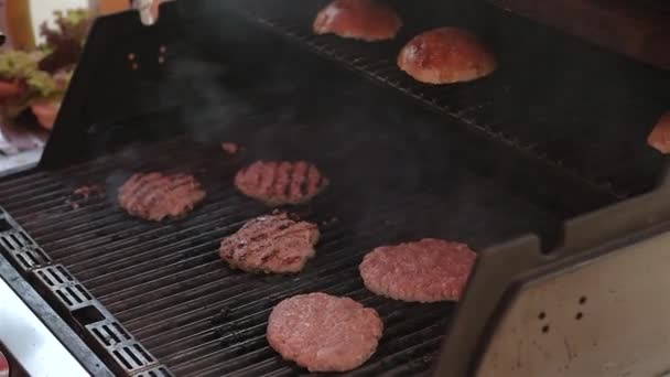 Carne frita para hamburguesa en barbacoa . — Vídeo de stock