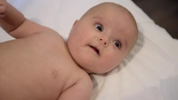 Nahaufnahme Porträt des Babys. — Stockvideo