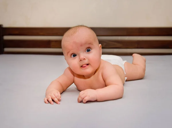 Belo Bebê Sorridente Deitado Seu Estômago Cama — Fotografia de Stock