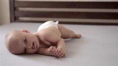 Çocuk yorgun ve yan yatıyor.