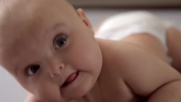 Close-up van de baby liggend op zijn maag. — Stockvideo