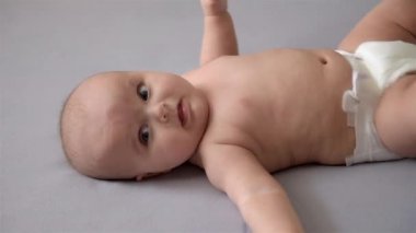 Bebek beziiçinde küçük bir bebek tek başına yatakta yatıyor ve ağlıyor.