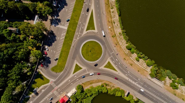 Yol kavşağının en iyi görünümü. Havadan görünüm.