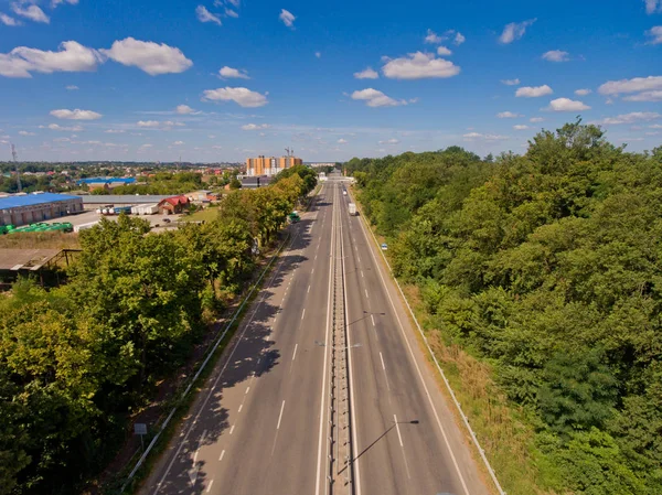 Luchtfoto Van Asfalt Weg Loopt Door Het Bos — Stockfoto