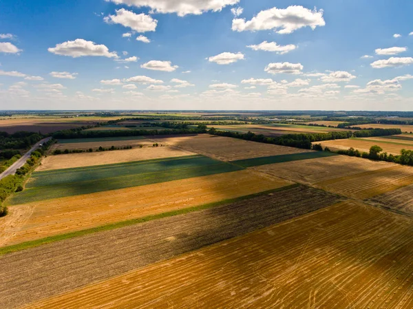 Schöne Luftaufnahme Von Landwirtschaftlichen Feldern Und Blauem Himmel Mit Weißen — Stockfoto