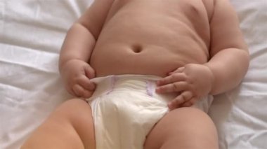 Bebek bezindini dokunur. Close.