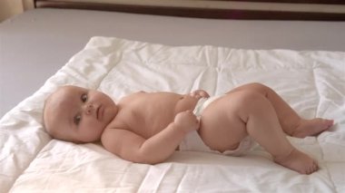 Sevimli bir bebek bezini çıkarır.