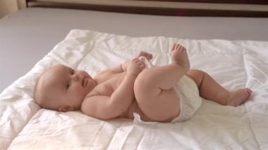 Sevimli bir bebek bezini çıkarır.