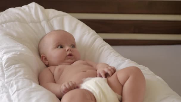 Μητέρα δώσει ευτυχισμένο νεογέννητο κουτάλι μωρό με την ιατρική βιταμίνη. — Αρχείο Βίντεο