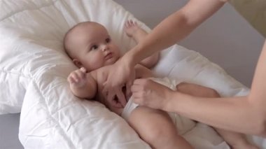 Annem bebeğin bezini değiştiriyor.. 