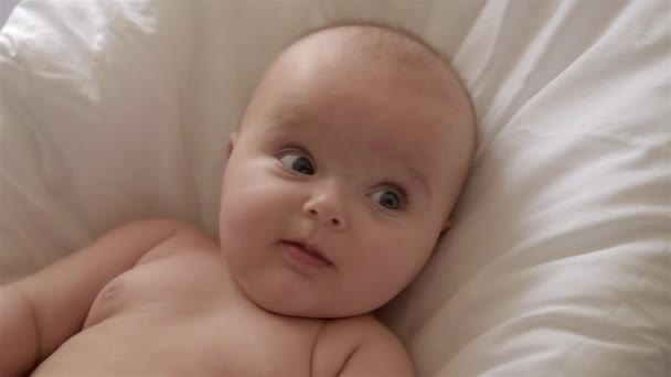 生まれたばかりの赤ん坊の肖像画クローズ アップ. — ストック動画