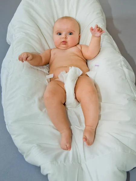 Ein Süßes Baby Zieht Seine Windel Aus — Stockfoto