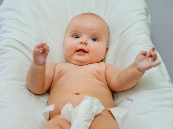 Ein Süßes Baby Zieht Seine Windel Aus — Stockfoto