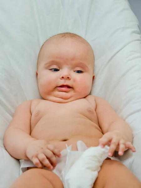 Ein Süßes Baby Zieht Seine Windel Aus — Stockfoto