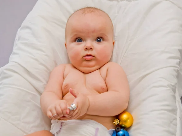 Baby Plays New Year Balls — стоковое фото