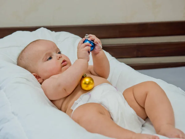 Baby Spielt Mit Neujahrsbällen — Stockfoto