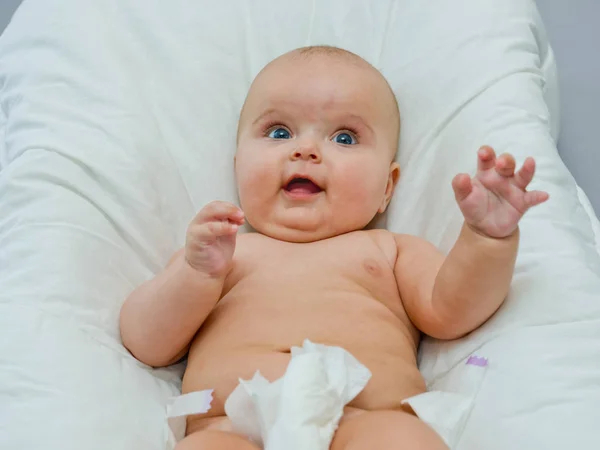 Ein Süßes Baby Zieht Seine Windel Aus — Stockfoto