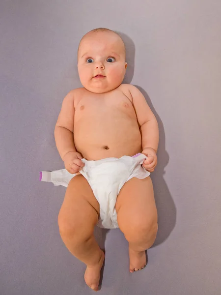 Baby Zieht Seine Windel Auf Grauem Grund Aus Ansicht Von — Stockfoto
