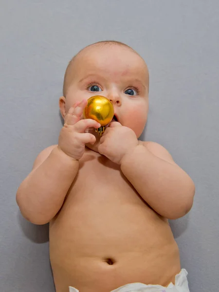 Retrato Uma Criança Que Joga Uma Bola Natal — Fotografia de Stock