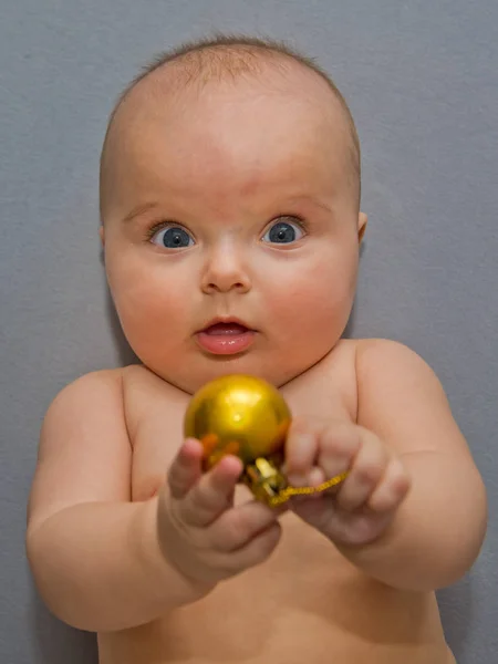 Retrato Uma Criança Que Joga Uma Bola Natal — Fotografia de Stock