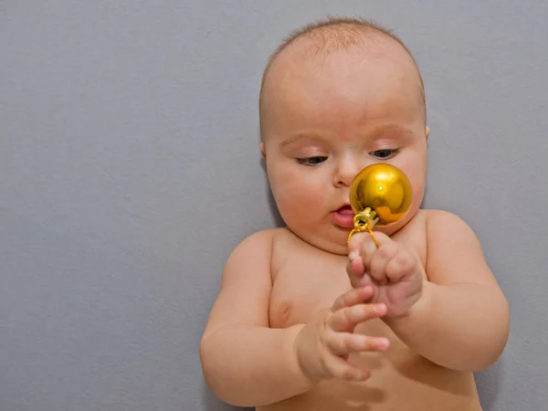 Criança Joga Uma Bola Natal — Fotografia de Stock