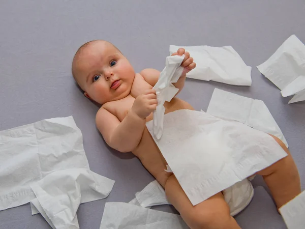 Happy Baby Grå Bakgrund Leker Med Pappersservetter — Stockfoto