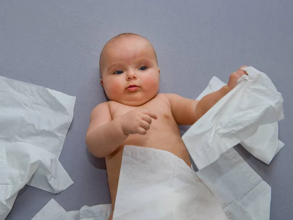 Glückliches Baby Auf Grauem Hintergrund Spielt Mit Papierservietten — Stockfoto