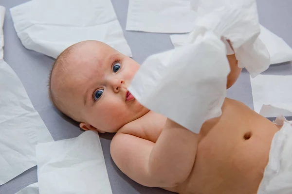 Happy Baby Een Grijze Achtergrond Speelt Met Papieren Servetten Close — Stockfoto