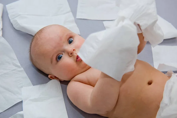 Bebê Feliz Fundo Cinza Brinca Com Guardanapos Papel Close — Fotografia de Stock