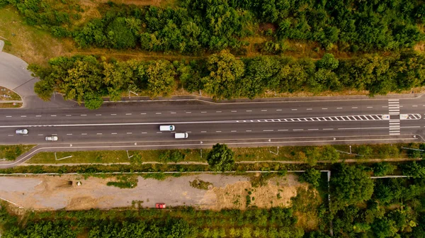 Luchtfoto Van Asfalt Weg Loopt Door Het Bos Top View — Stockfoto