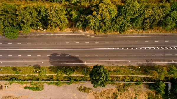 Widok Lotu Ptaka Asfaltowy Szlak Przechodzi Przez Las Widok Góry — Zdjęcie stockowe