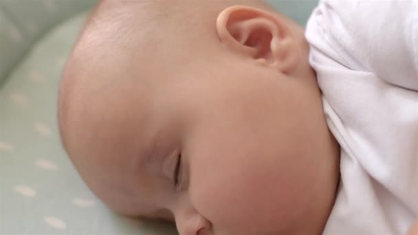 Portret van schattige baby slaapt op het bed. Close-up. — Stockvideo