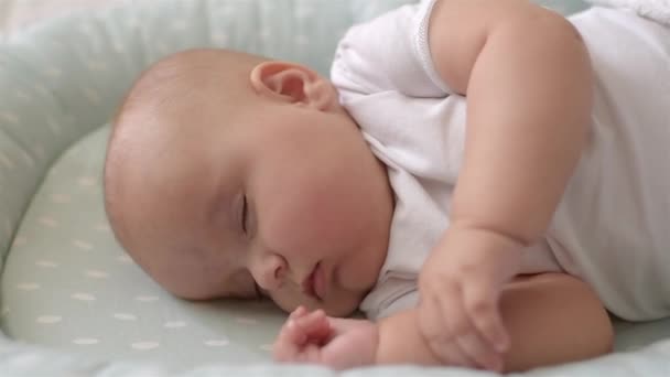 Niedliches Baby schläft auf dem Bett. Nahaufnahme. — Stockvideo