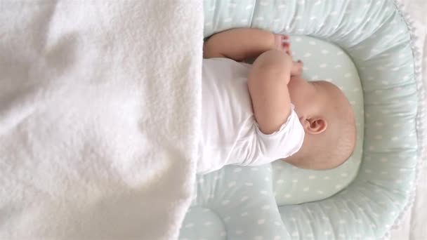 Niedliches Baby schläft auf dem Bett. Ansicht von oben. — Stockvideo