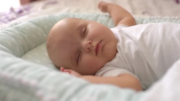 Porträtt av söt bebis sover på sängen. Närbild. Mjukt fokus. — Stockvideo