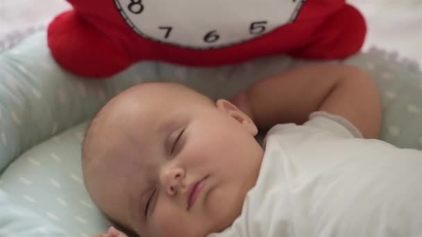 Portret van schattige baby slaapt op het bed. Tijd om te slapen. — Stockvideo
