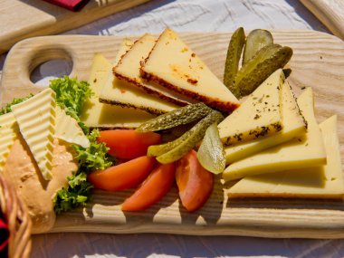 Tahtada peynir ve sebze dilimleri.