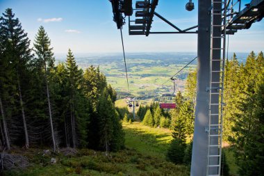 Güneşli bir günde orman ve kayak kaldırma ile dağ manzarası.