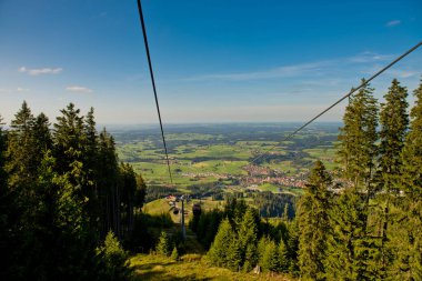 Güneşli bir günde orman ve kayak kaldırma ile dağ manzarası.