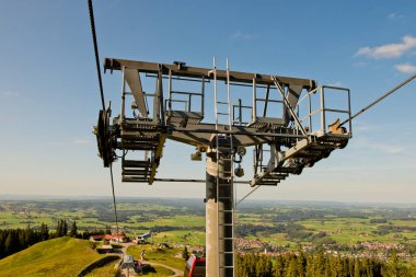 İnsanları Almanya 'daki yüksek bir dağda yukarı ve aşağı taşıyan teleferik mekanizması..
