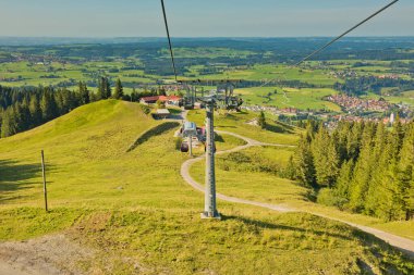 Güneşli bir günde orman ve kayak kaldırma ile dağ manzarası.